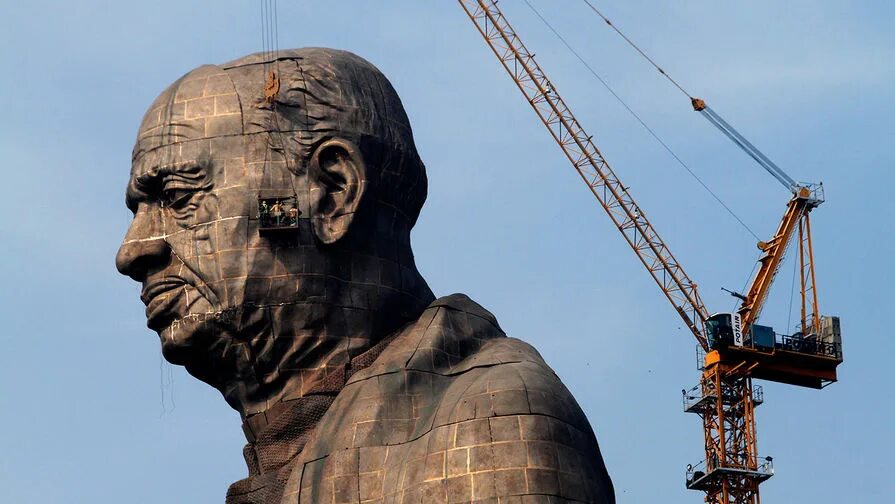 Статуя кейта берлин. Замшелая скульптура. Статуя ангела лебедянь. Статуя в индии 182 м. Арминий германец.