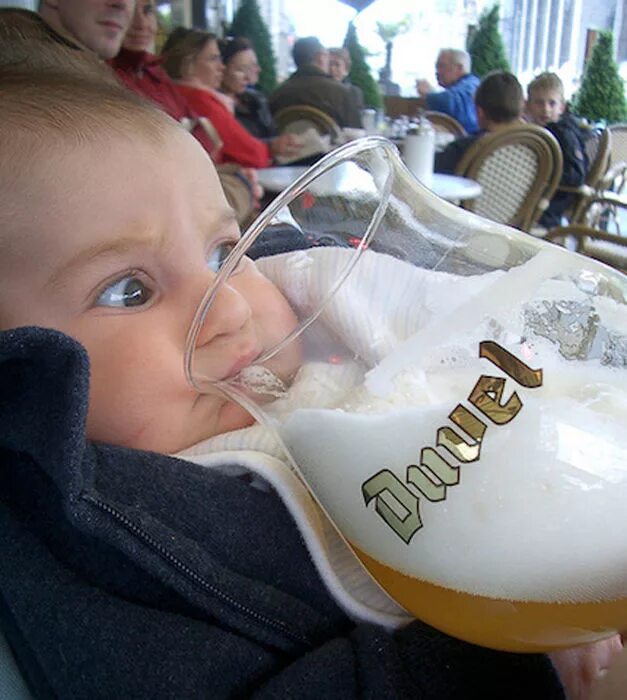 Пивные дети. Ребенок с пивом. Малыш с пивом. Детское пиво. Пиво для маленьких детей.