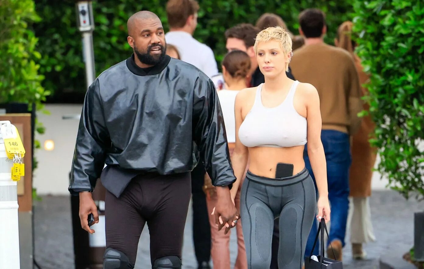 Канье и бьянка. Kanye west&#039;s wife bianca censori. жена канье уэста бьянка. канье уэст и бьянка.