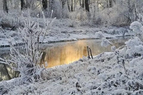 Зима легкий мороз на реке во льду