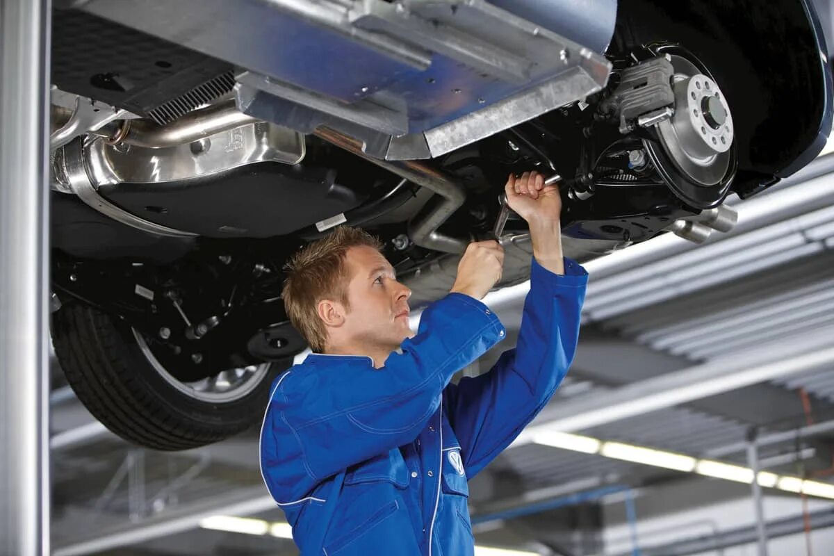 техобслуживание авто. автомеханик. техническое обслуживание двигателя автомобиля. техническое обслуживание автомобиля. машина в сервисе.