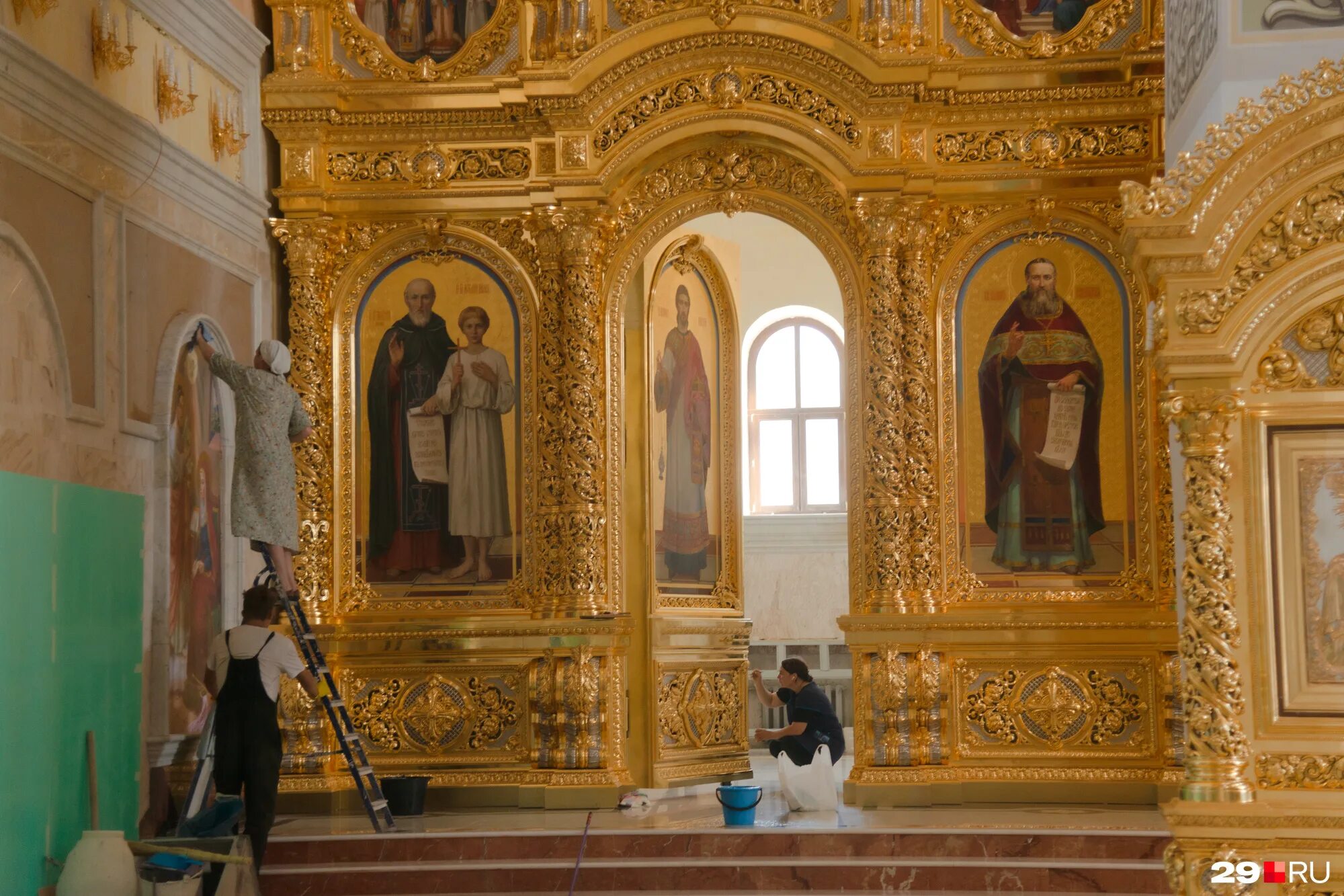 Михаило архангельском кафедральном соборе. Михайло-архангельский кафедральный собор в архангельске внутри. освящение кафедрального михаило-архангельского собора. освящение собора в архангельске. казанский и архангельский соборы.