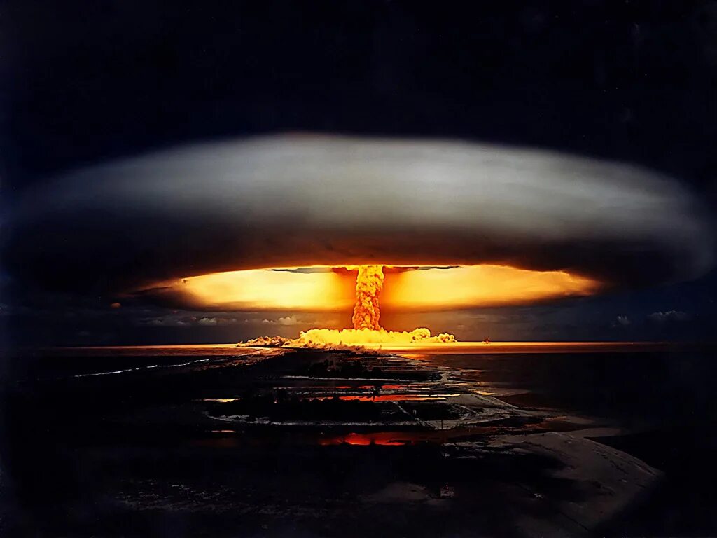 Где был ядерный взрыв. Ядерная бомба Эпицентр ударная волна. Царь-бомба ядерное оружие взрыв. Ядерный гриб. Эпицентр ядерного взрыва.