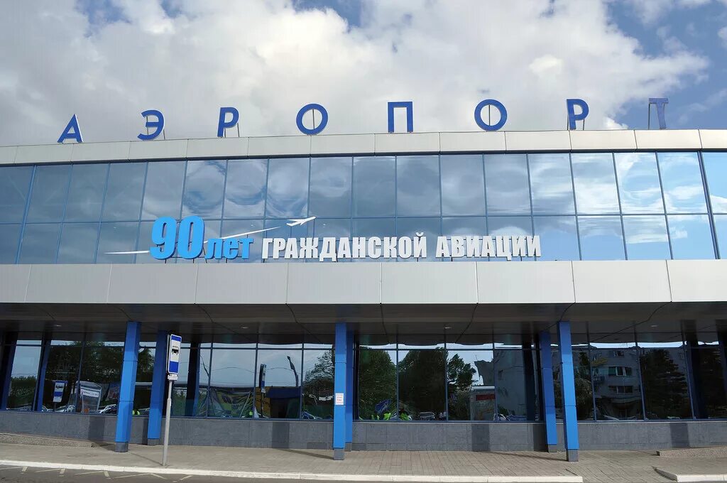 Омский аэропорт фото с логотипом. Стратегические объекты омска. Омск центральный аэропорт. День рождения омского аэропорта. Омский аэропорт расположение.