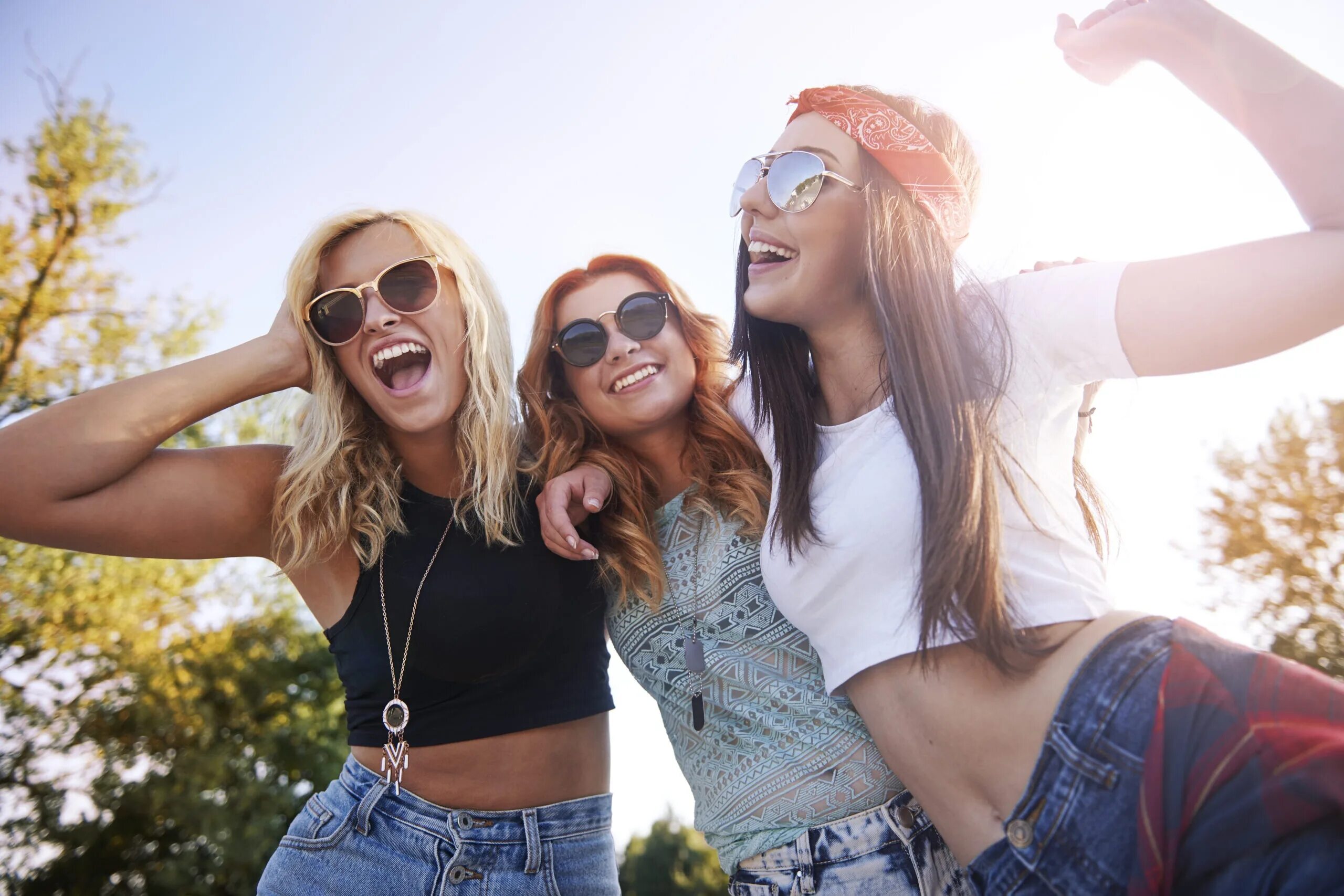 девушка шепчет. подруги с гитарой. три девчонки. слушать песню девушка скажи где подружка. подруги обнимаются и плачут.