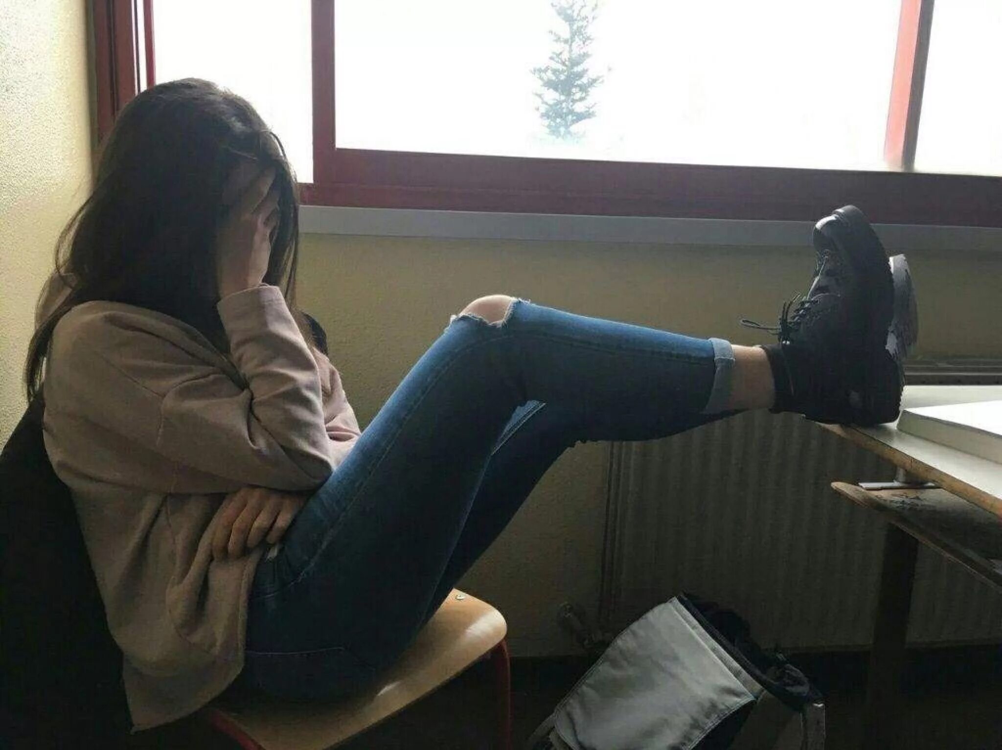 Девушка в рубашке. Красивый ракурс. Девочка подросток сидит. Красивые девушки в клетчатых рубашках. Девушка брюнетка боком.