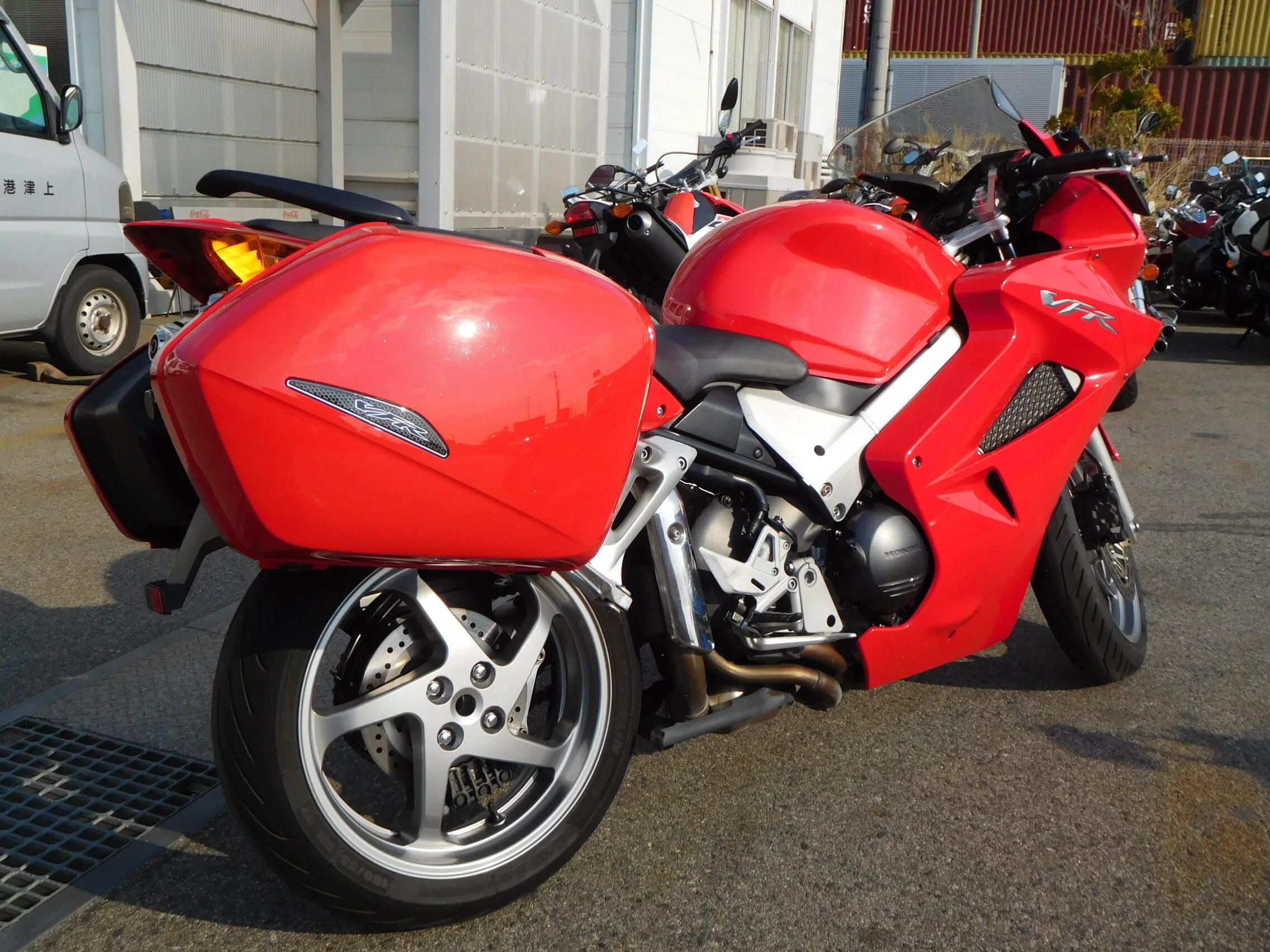 Мотоцикл honda vfr 800. Honda VFR 800 красный. Хонда ВФР 800. Honda VFR 800 6 поколение. Honda VFR 800 2005.