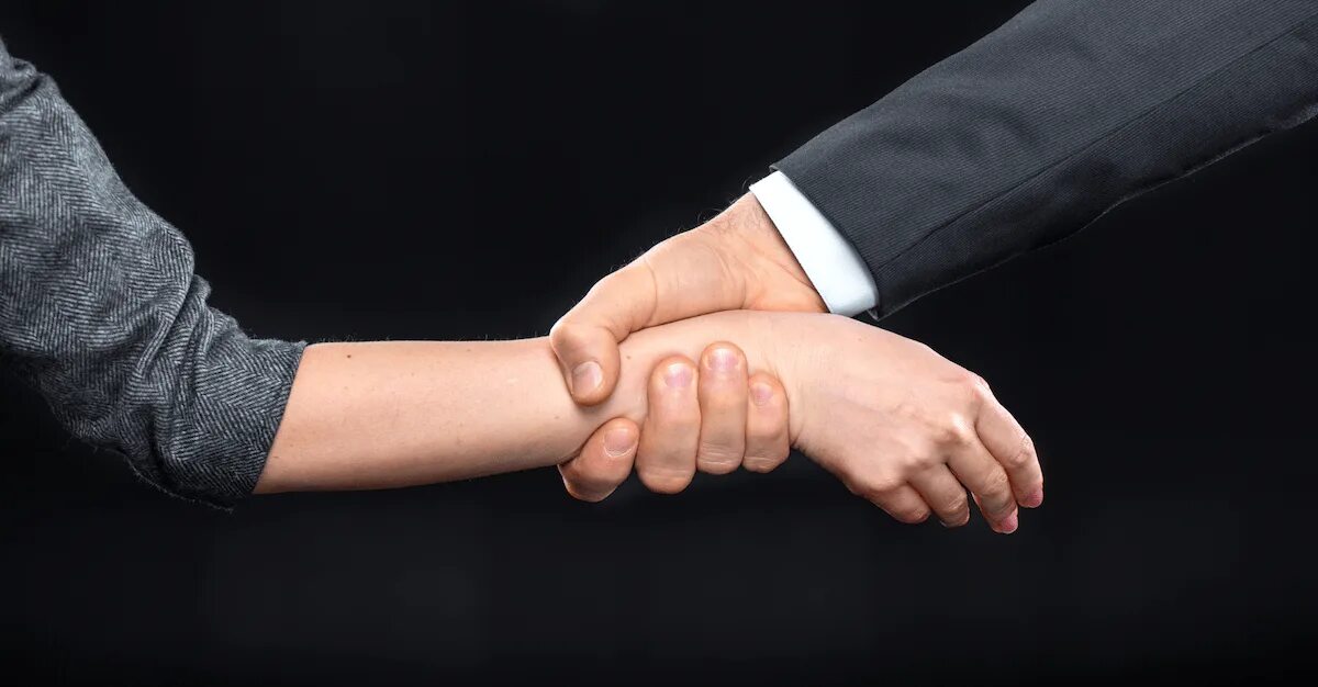 Рука схватила руку. Рука схватила. Мужчина схватил за руку. Парень хватает девушку за руку. Рука держит руку за запястье.