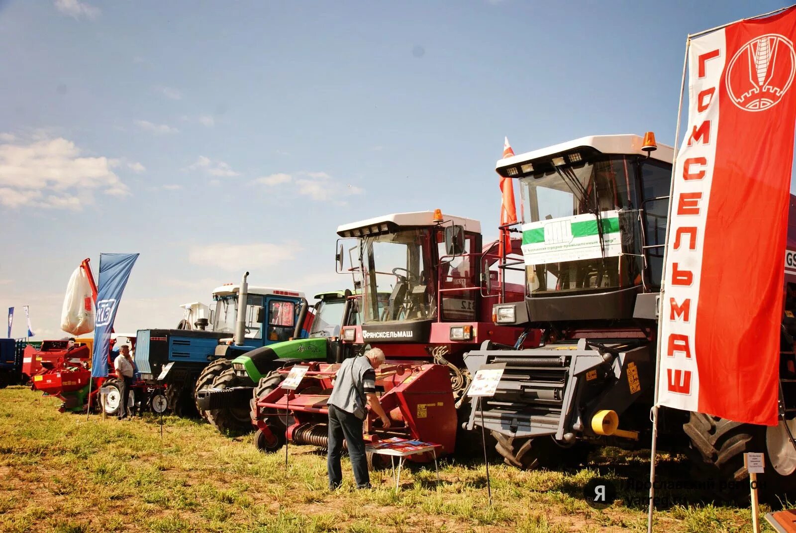 Т 150 с прицепным грейдером. Французская сельхозтехника. Сельхозтехника ярославская область. Посевная в колхозе. Полуприцеп с подпрессовкой псп-20нр «гигант».