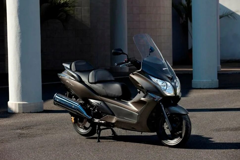 Макси скутер 600. Макси скутер 600 кубов. Макси скутер 600. Sym maxsym 600i abs. Максискутер sym maxsym 600i.