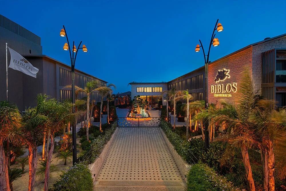 Библос резорт турция. Библос алачати. Byblos resort alacati. Отель byblos resort alacati пляж. Biblos resort alaçati турция.