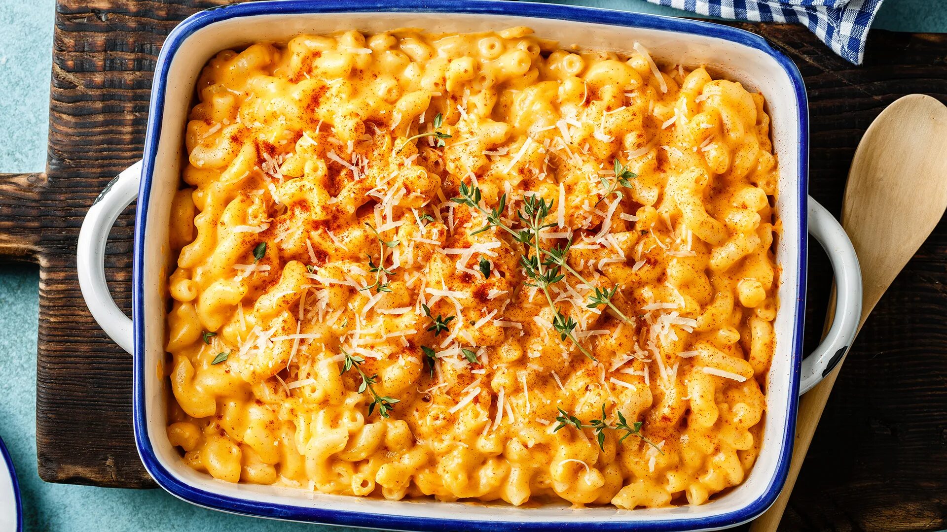 Как сделать макароны с сыром на сковороде. Mac and cheese американский. американские макароны с сыром. макароны с сыром чеддер. mac&#039;n&#039;cheese, макароны с сыром.
