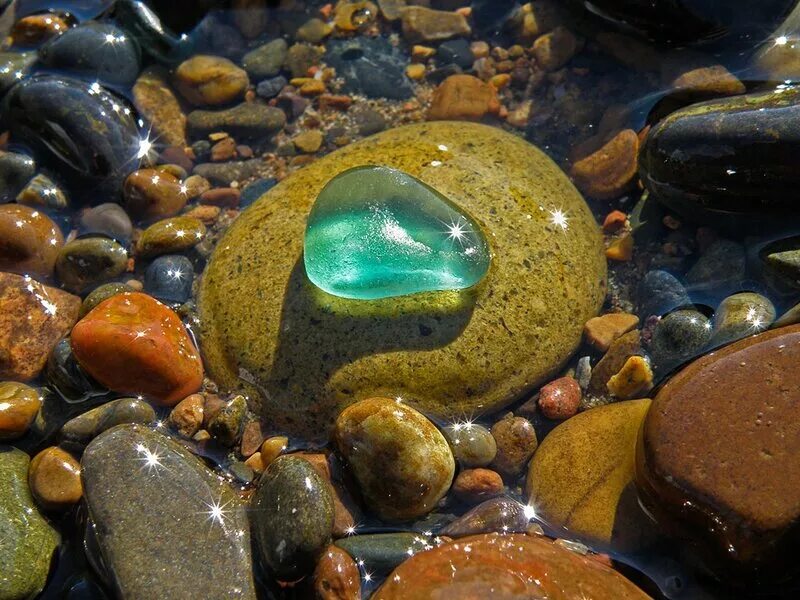 Камни черного моря. Галька речная енисей. Камни на берегу. Водяной камень. Какой камень лежит в воде.