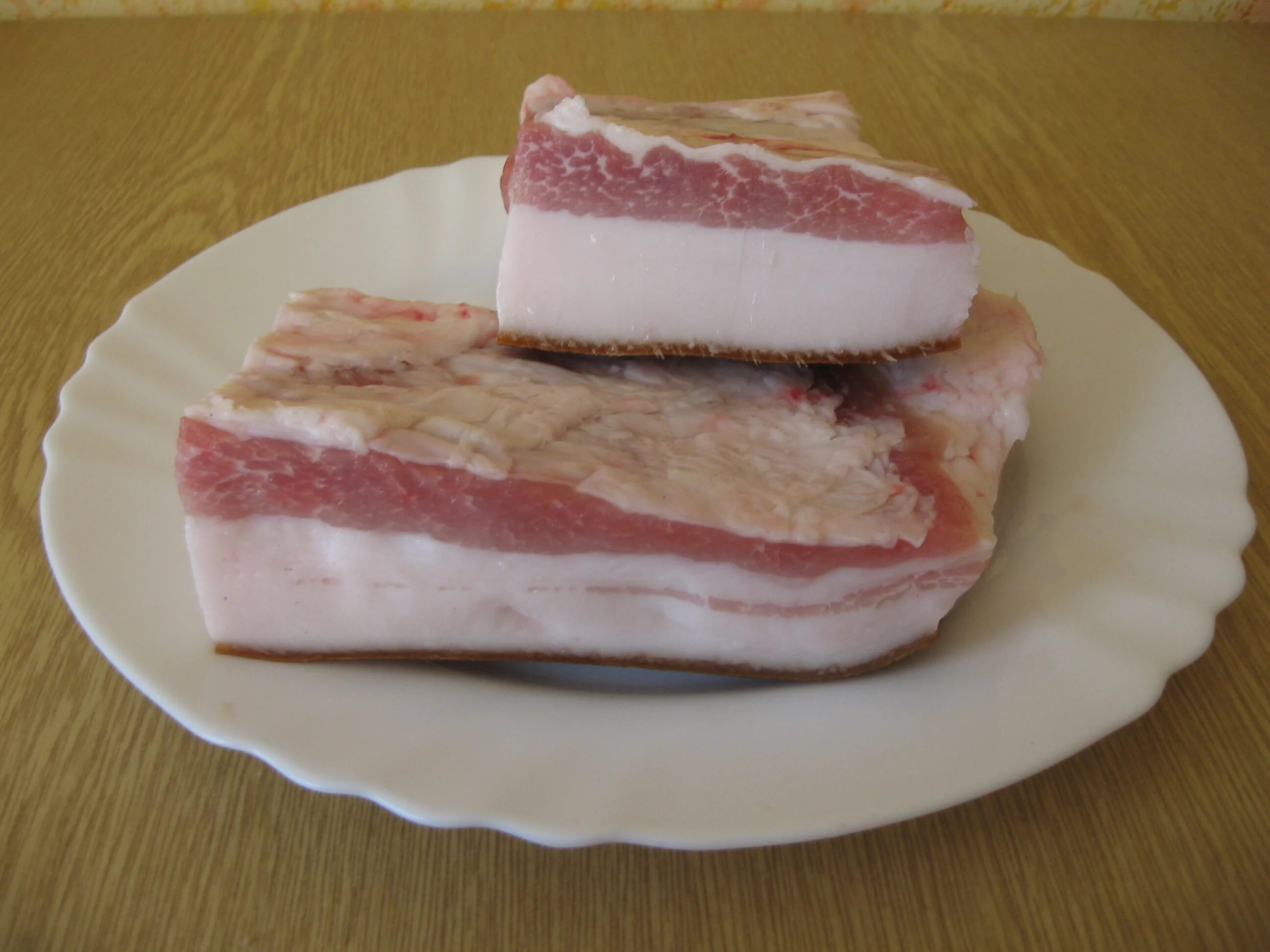 Свиное сало. Сало. Сало по венгерски. Сало свинина. Красивое сало с прослойкой.