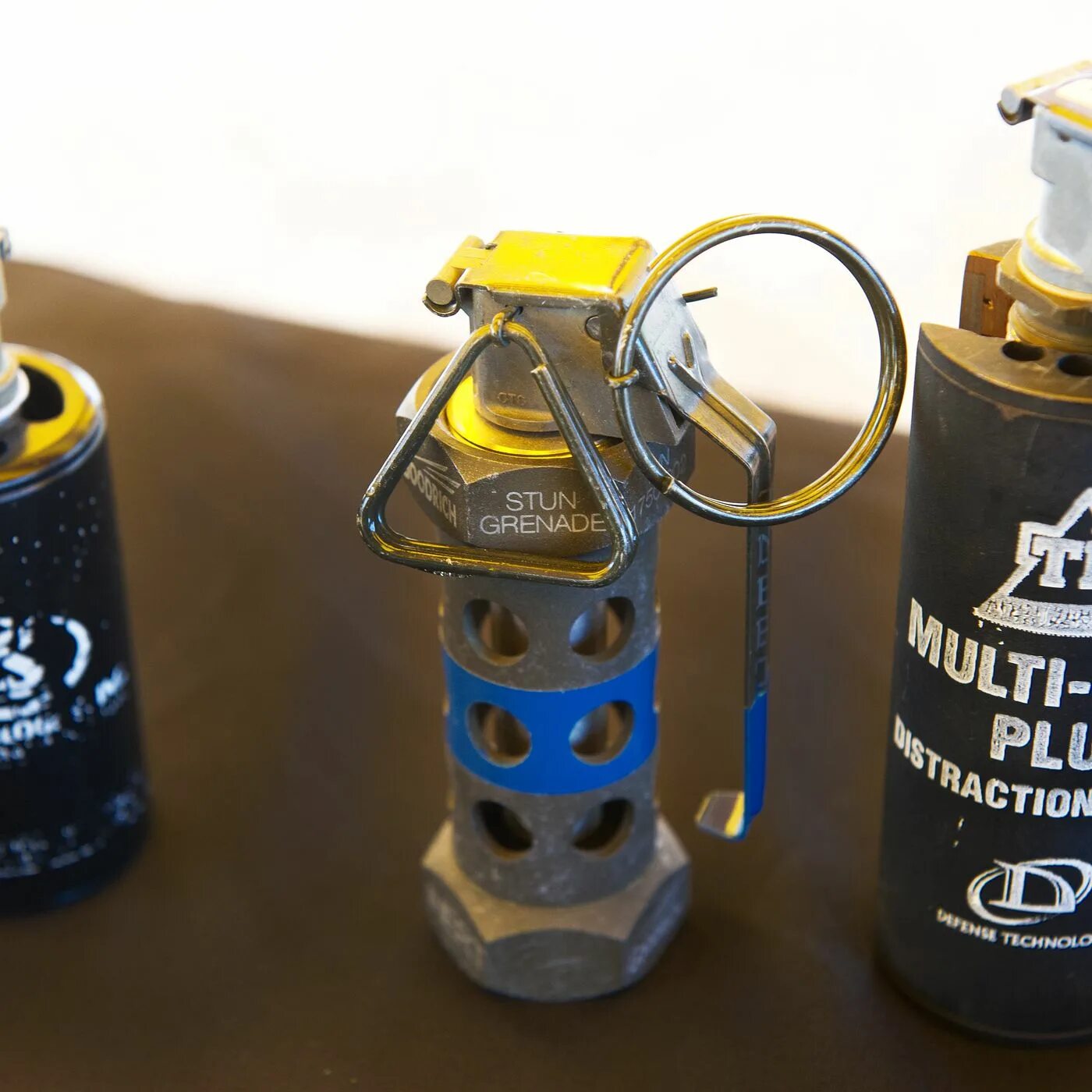 Flash bang. M84 stun grenade. светошумовые гранаты. flash grenade. светошумовая граната американская.