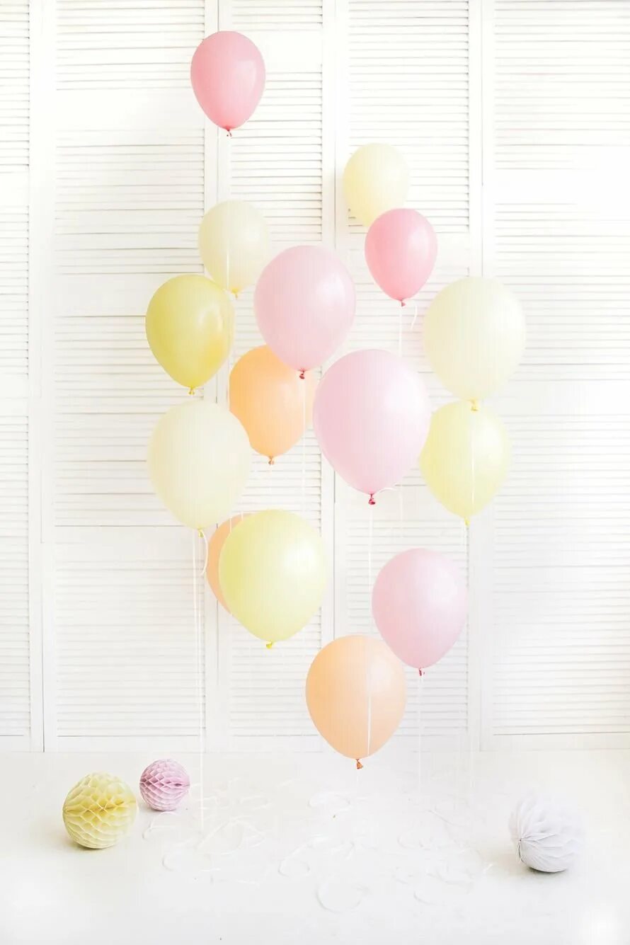 Желто розовые шары. Нежные воздушные шары. Фон с шарами. Фотофон с воздушными шарами. Воздушные шарики розовый и желтый.