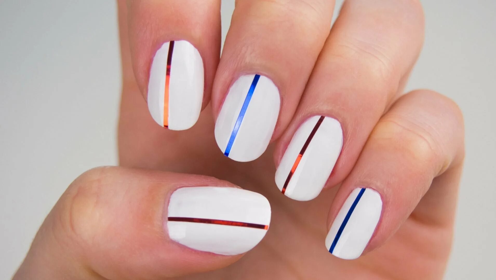 ногтевые полоски. красивый маникюр с полосками. полосочки на ногтях. маникюр с полосочками. синий маникюр с полосками.