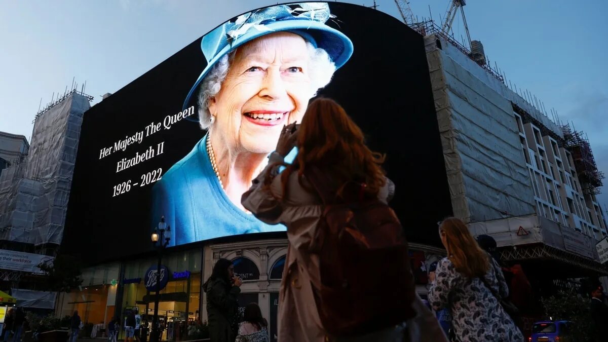 Queen dies. Королева Елизавета Art. Королева Елизавета 2 Лондон сейчас. Королева Елизавета прощается. Елизавета II В трауре.