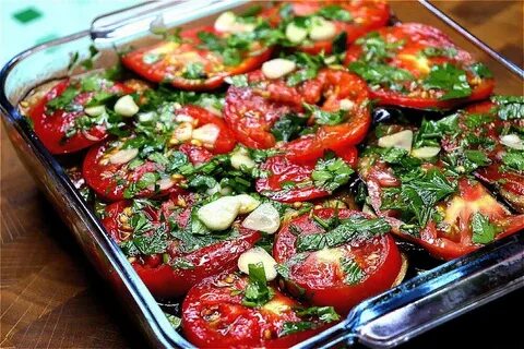 Баклажаны с помидорами зеленью и чесноком