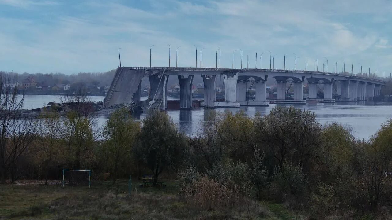 Крынки на левом берегу днепра. Антоновский мост Херсон. Антоновский мост Украина. Мост через Днепр в Херсоне. Новый мост.