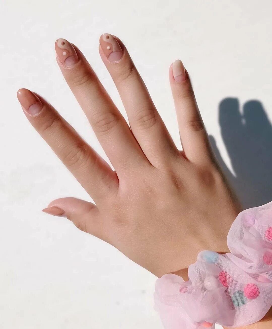бледная кожа бледные ногти. бледные руки. бледная кожа бледные ногти. маникюр для бледной кожи рук на короткие. ногти короткие.