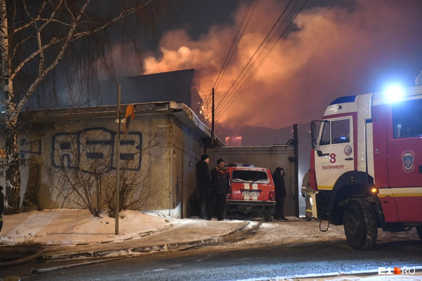 Горение екатеринбург. Пожар в Екатеринбурге. Пожар на Радищева. Горение в административном здании. Пожар в Екатеринбурге сегодня ночью.