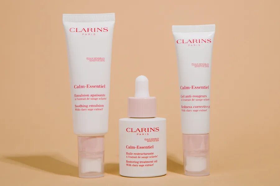 Эмульсия для лица clarins calm-essentiel soothing emulsion увлажняющая 50 мл. Кларанс calm-essentiel. Clarins гель для чувствительной кожи. Clarins calm. Calm essentiel clarins emulsion.