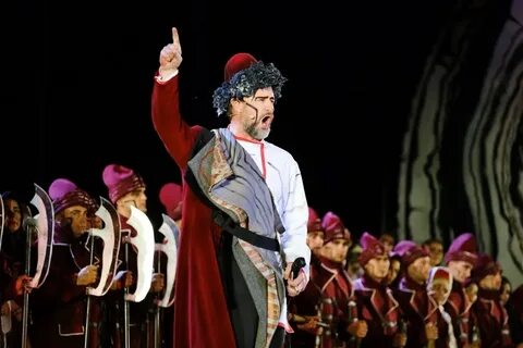 Исполнитель песни опера
