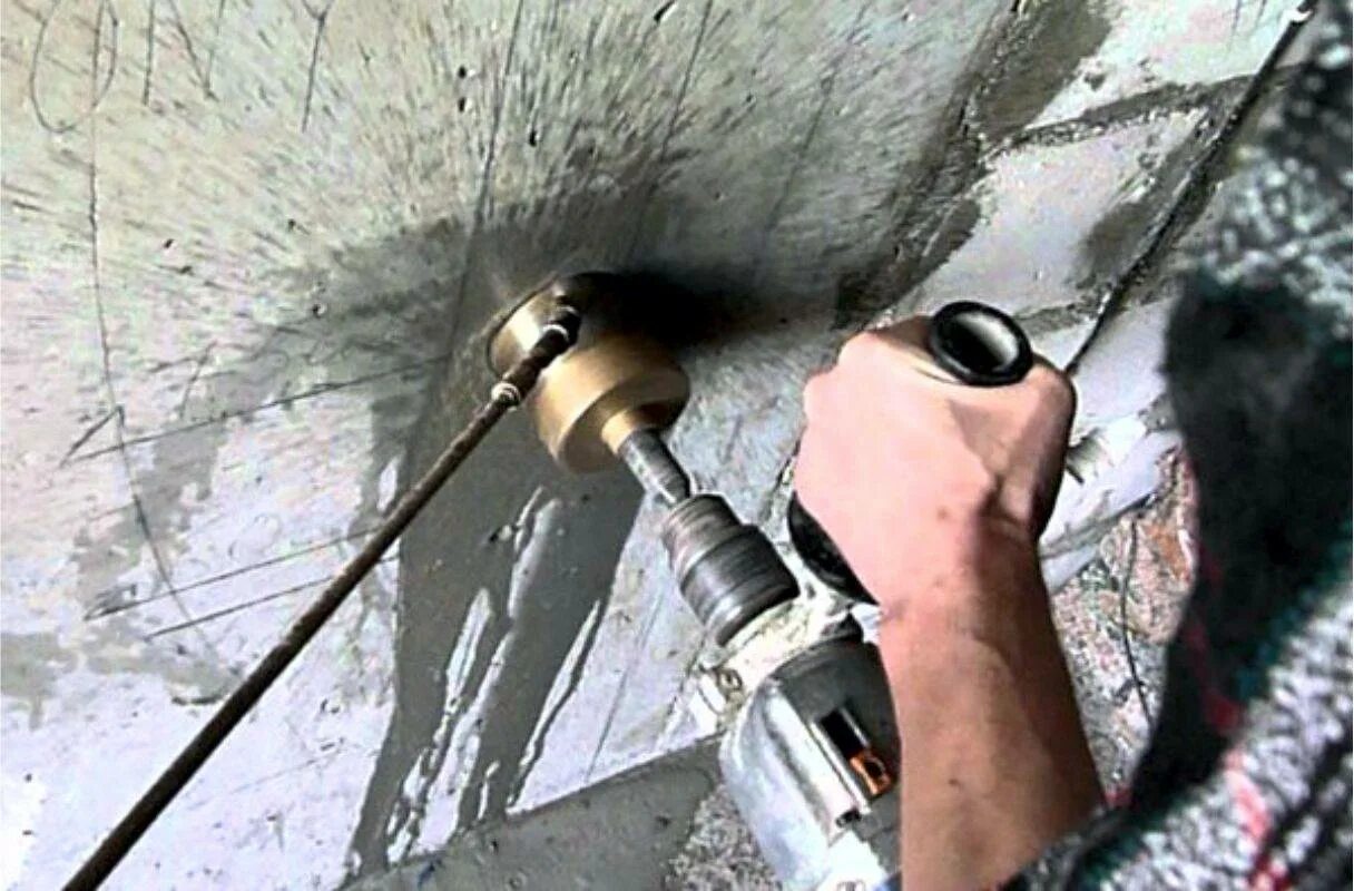 Отверстие в стене под трубу. Отверстие 110 мм в бетоне. Бур для отверстий в бетоне 300. Сверление отверстий в бетоне диаметр 150. Сверление отверстий 100 мм в бетоне.