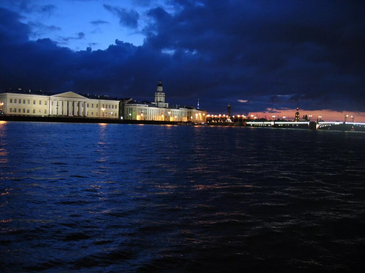 Что было ночью в санкт петербурге. Ночной питер васильевский отсров. забурдаев ночной петербург. стрелка васильевского острова санкт-петербург. санкт петербург нева октябрь.