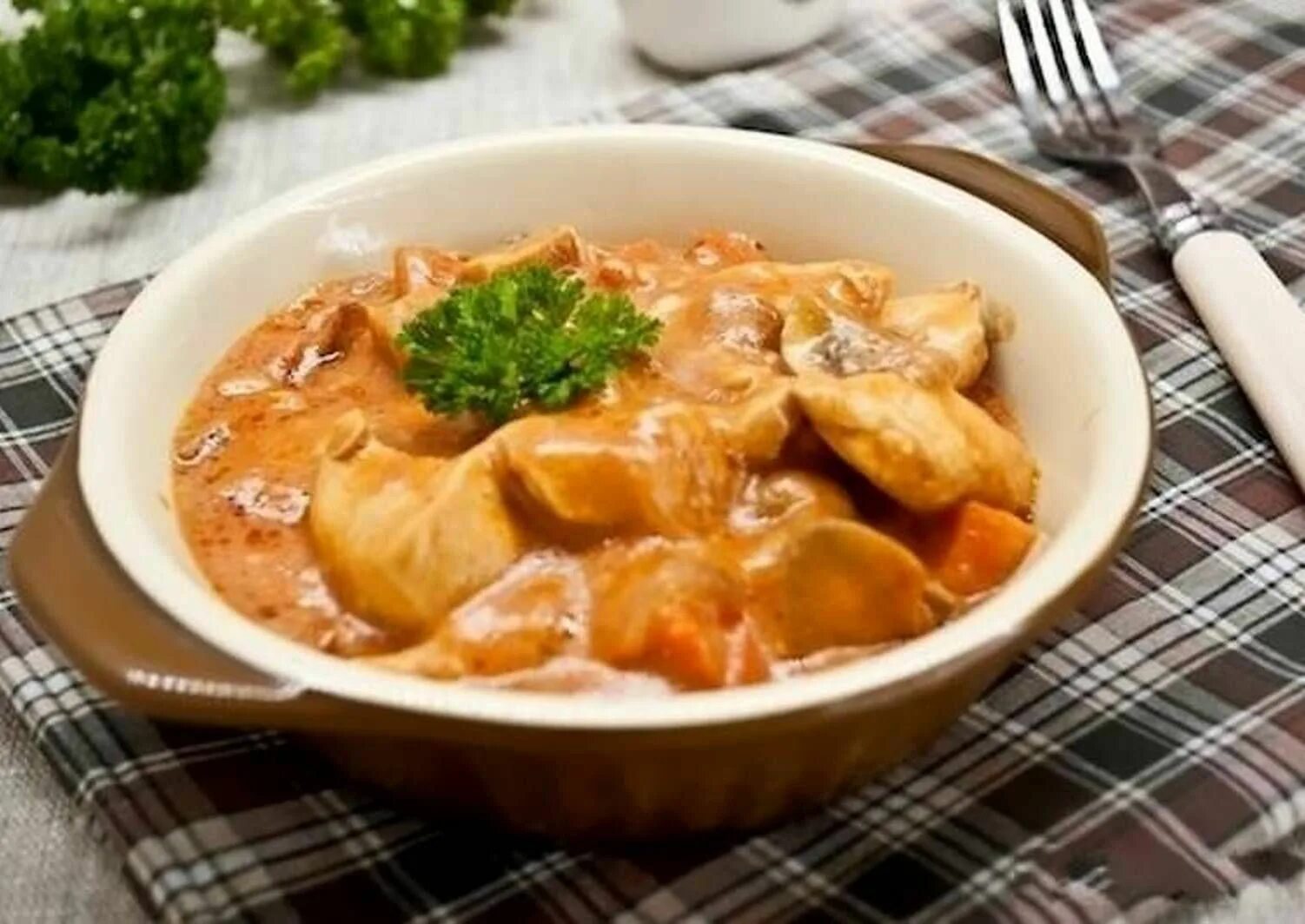 Как делать гуляш из курицы. Гуляш из куриной грудки с подливкой. куриный гуляш с подливкой. гуляш из куриного филе с подливкой. вкусный гуляш из курицы с подливкой.