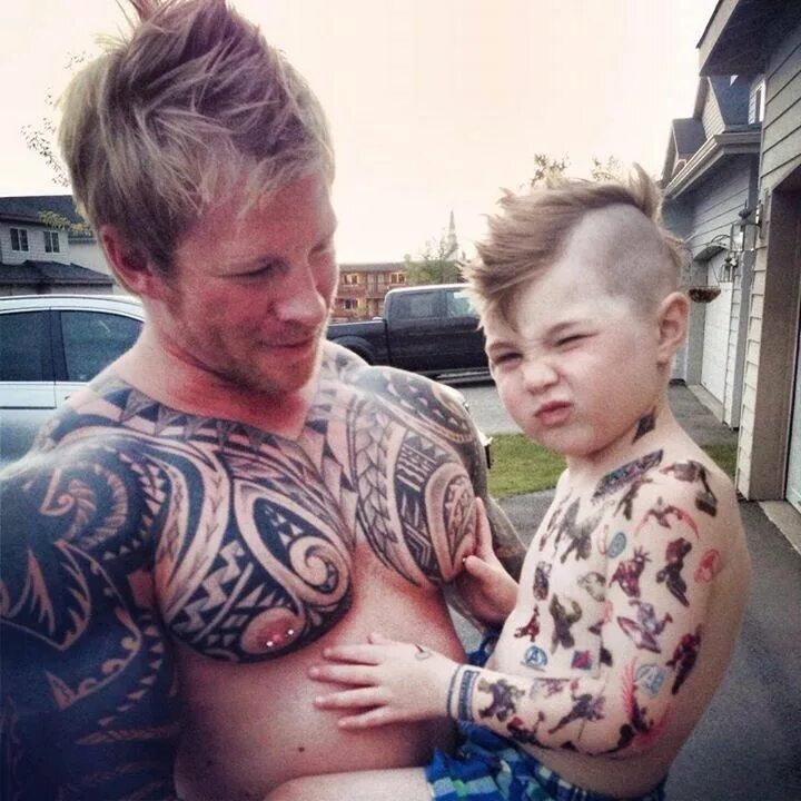 Небритая с сыном. Тату с ынос. Тату с сыном. Татуировки для мужчин с сыном. Татуированный отец с ребенком.