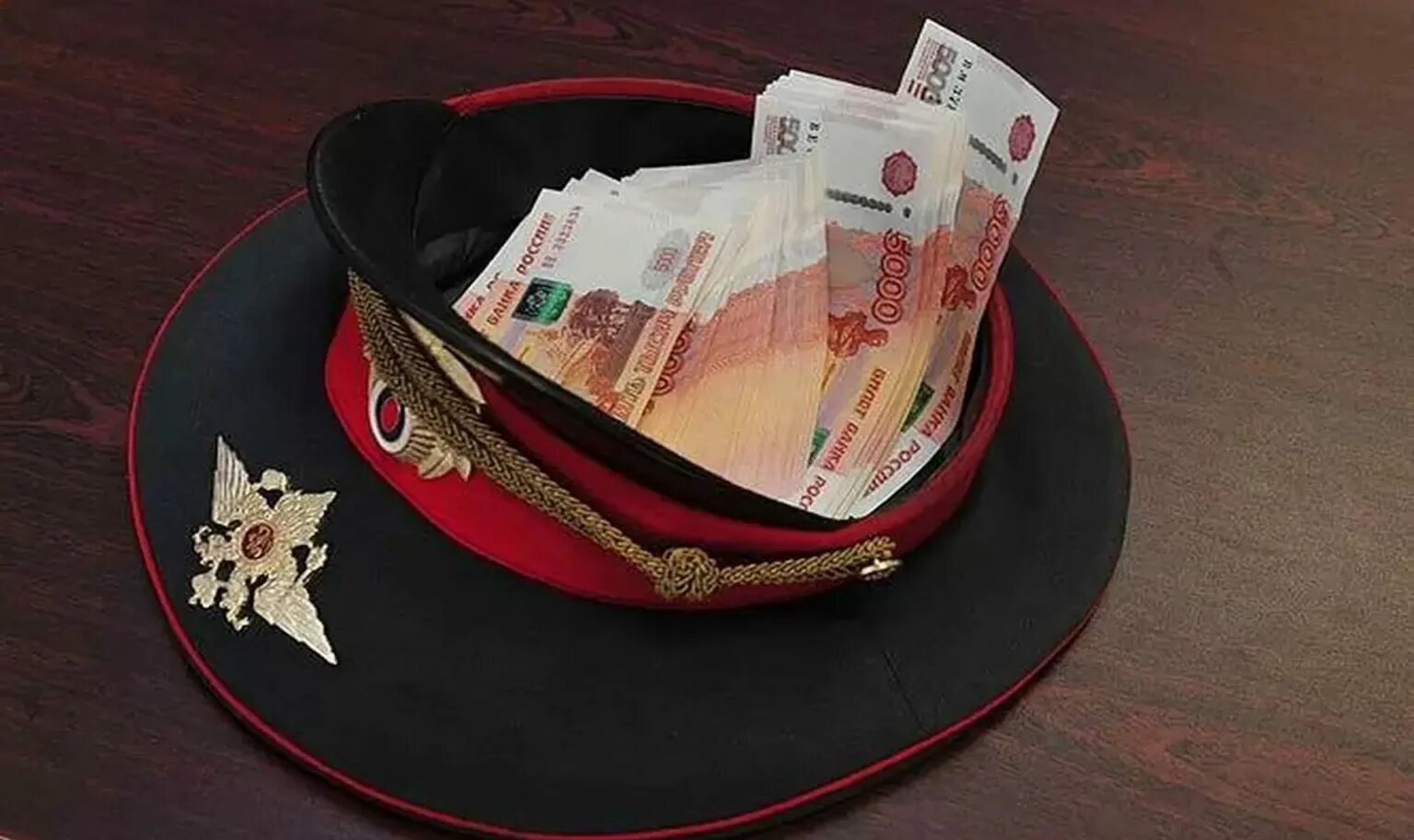Взятка менту. Полиция берет деньги. Продажный полицейский. Полиция забирает деньги. Коррупция в правоохранительных органах.