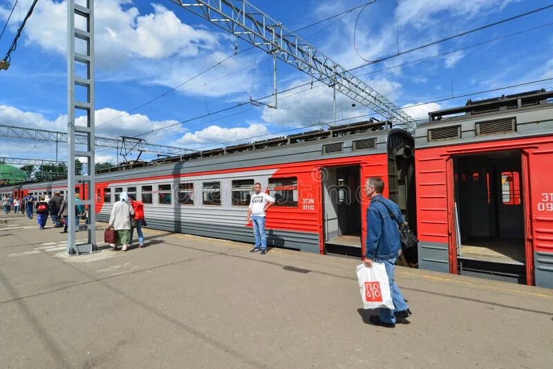 Родники москва электричек. Платформа Ленинградского вокзала. Ленинградский вокзал электрички. Ленинградский вокзал Москва пригородные поезда. Платформы Ленинградского вокзала высокая.