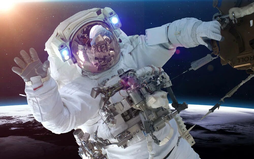 Международная космическая станция. Современная космонавтика. Олег кононенко в открытом космосе. Космонавты олег кононенко и сергей прокопьев. Изучения космоса человеком.