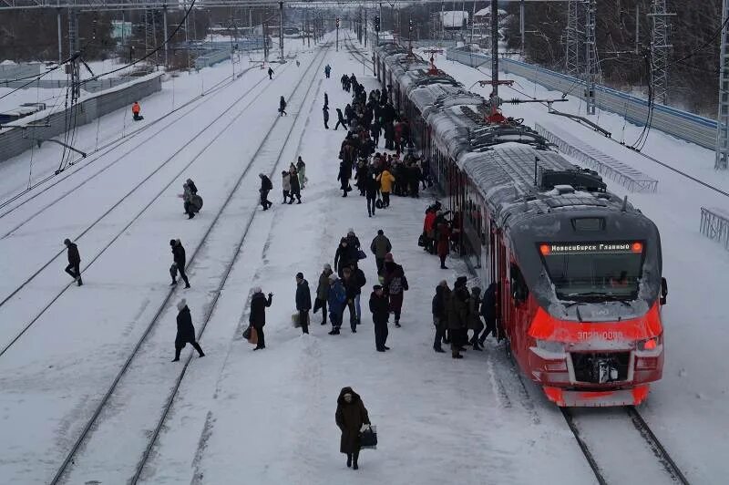 Электричка барабинск новосибирск утром. Электрички Барабинск. Поезд электричка. Электричка Новосибирск. Новогодняя электричка.