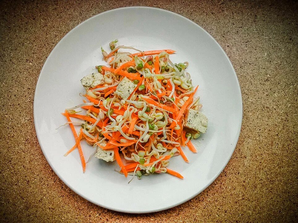 Маш салат рецепт. Сарада Мояши. Салат с проростками, морковкой и. Салат с проростками маш. Салат с пророщенным машем.
