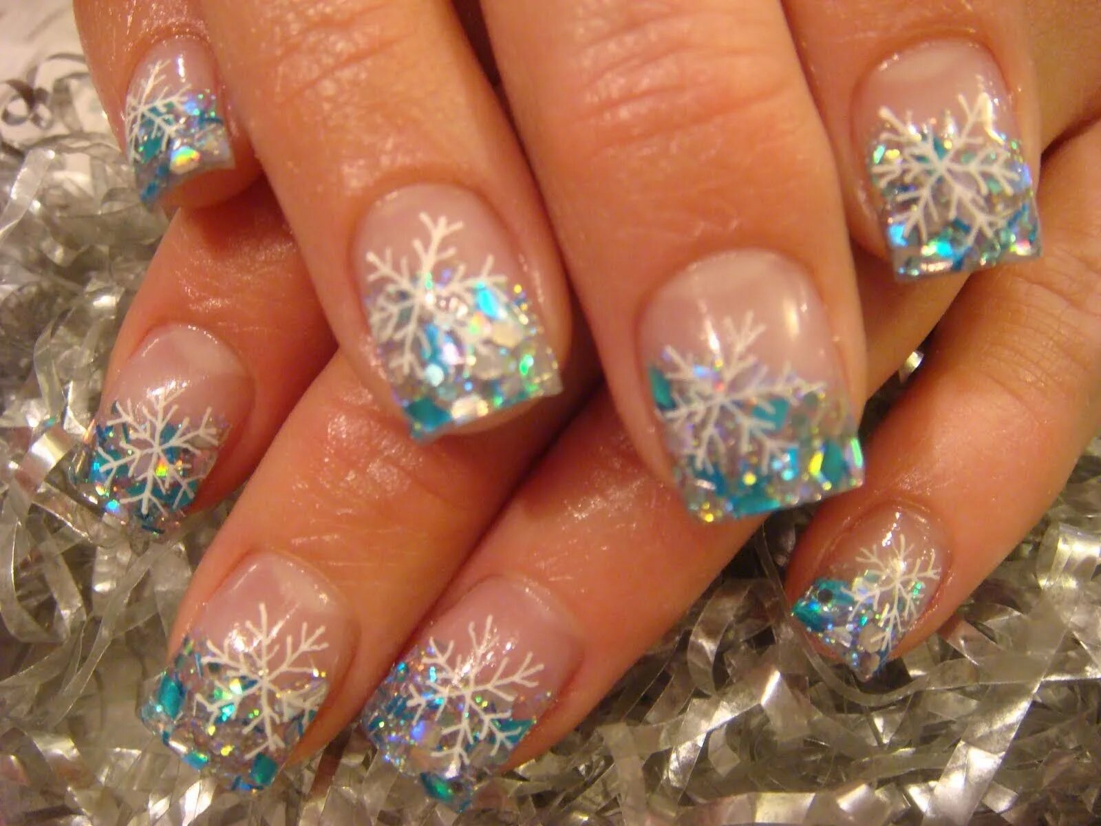 зимние ногти. дизайн ногтей 2023 со снежинками. новогодний маникюр со снежинками. голубой маникюр со снежинками. новогодние ногти со снежинками.