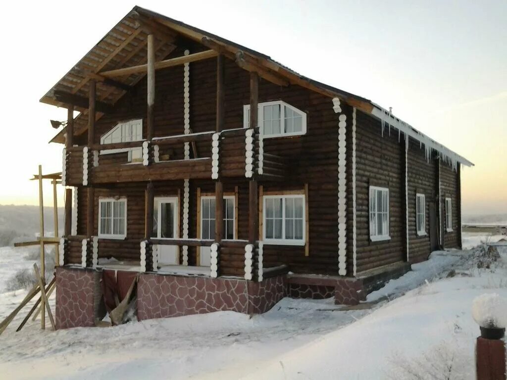 Дом смонсрдом. Небольшой кирпичный домик. Загородные дома. Малинки дома. Небольшой коттедж с гаражом.