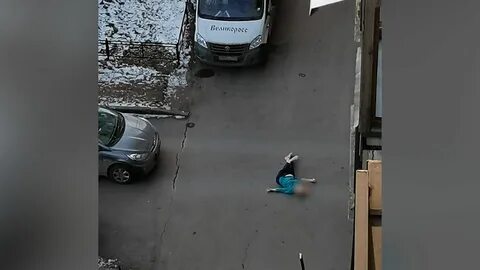 Люди падают разбиваются