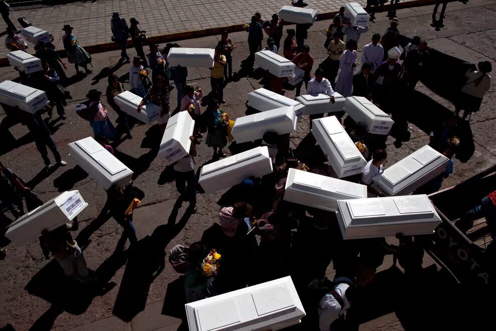 люди несущие гроб