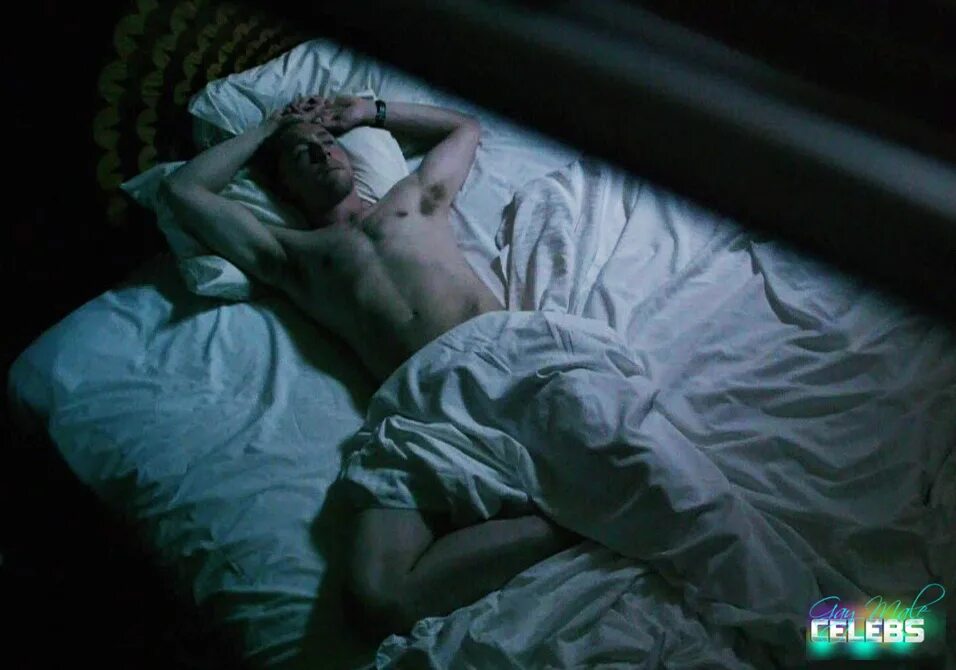 Привязал к кровати спящую. Tom Hiddleston в кровати.