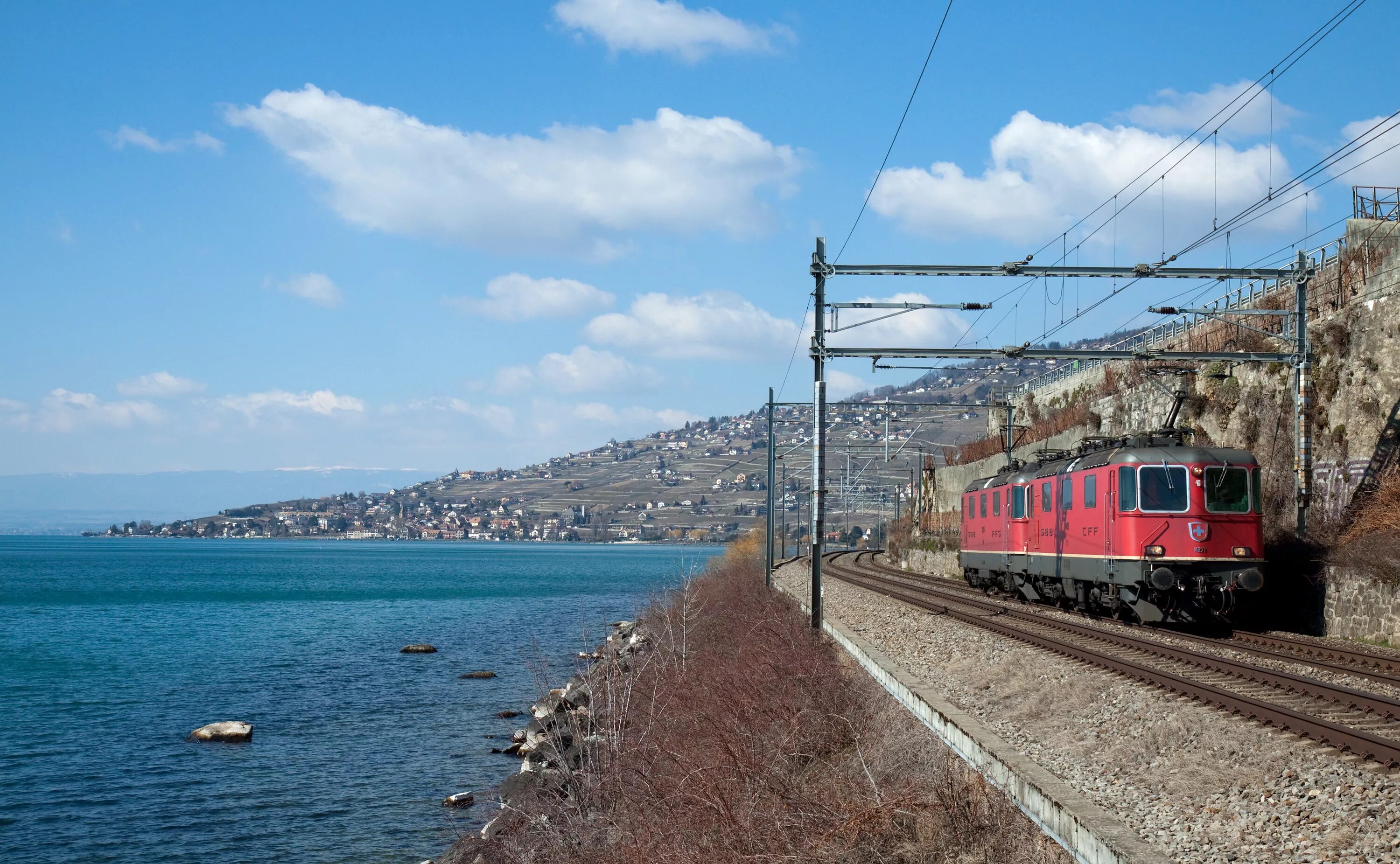 Транспорт северо кавказская. Поезд вдоль моря. ЖД вдоль моря. Железная дорога у моря. Поезд к морю.