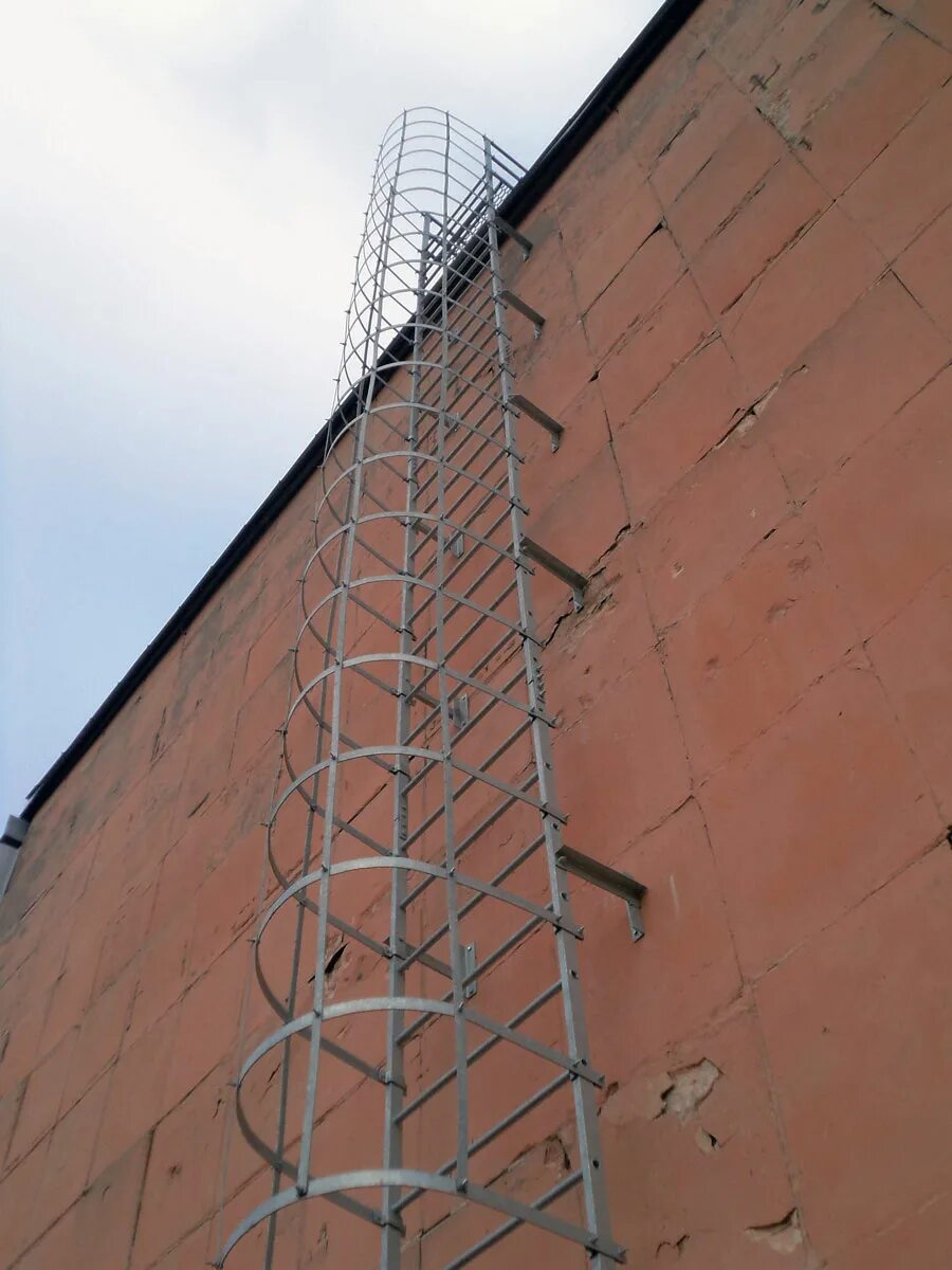 Вертикальная наружная лестница. Наружная пожарная лестница типа п1. Вертикальной пожарной лестницы п2. Пожарная лестница типа п1-1. Лестница пожарная наружная вертикальная Тип п-1.2.