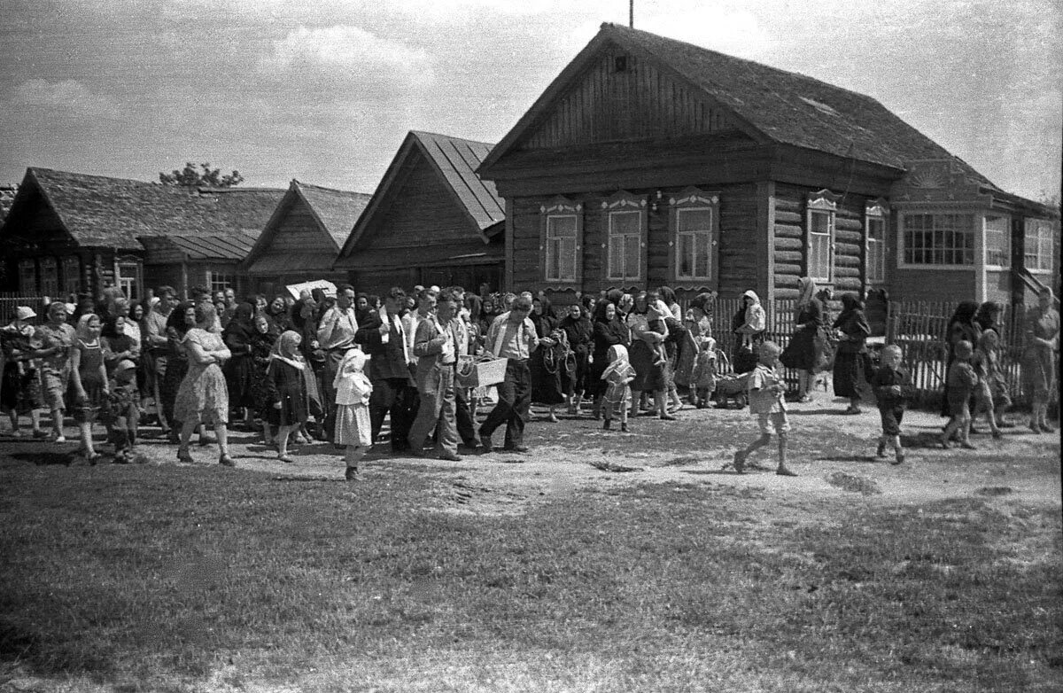 Вече в новгороде 1907. Советское вече. Митинг на манежной площади 1992 года. Советское вече. Иогансон праздник победы живопись.