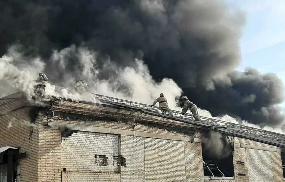 Горит завод ухтомского. Пожар в цеху. возгорание цех. пожар на заводе. пожар на комбинате.