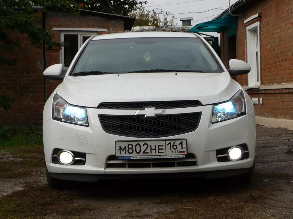 Шевроле ксенон. Ксенон в Шевроле Круз. Chevrolet Cruze на ксеноне. Шевроле Круз 2011 год с туманками. Биксенон на Шевроле Круз.