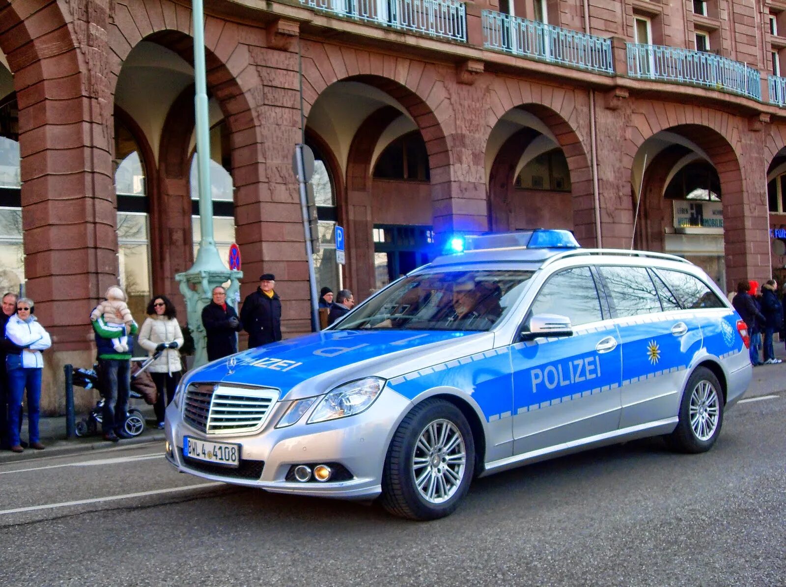 Автомобиль фнс. Mercedes-Benz Polizei. Polizei Mercedes. W212 полиция Polizei. Мерседес w212 в полиции.