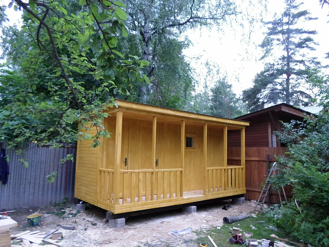 бытовка 3х4 зодчий. монтаж бытовки. бытовка деревянная на участке. фундаментные блоки для бытовки. сборка бытовки на даче.