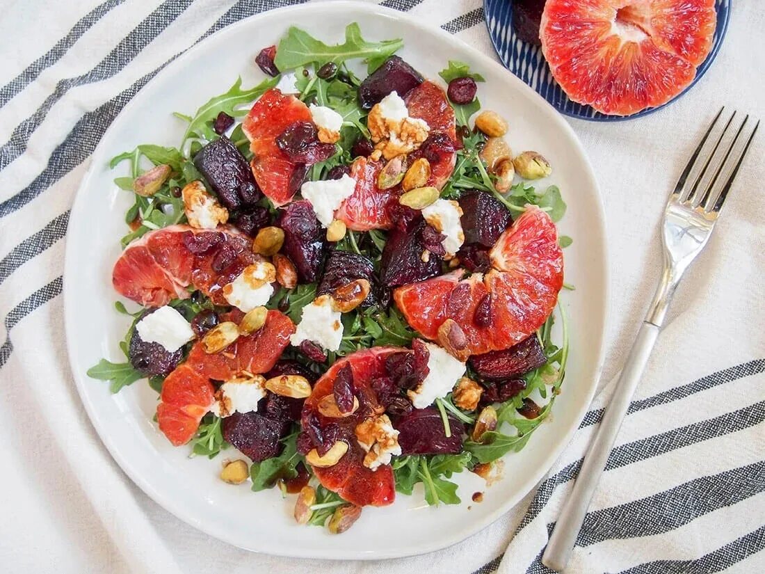 Овощной салат с грейпфрутом. Руккола мангольд шпинат. Салат с лососем и грейпфрутом. Салат руккола авокадо грейпфрут. Грейпфрут, чернослив, руккола.